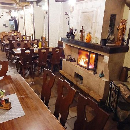 Restaurant A Penzion Pod Draci Skalou Karlstejn ภายนอก รูปภาพ