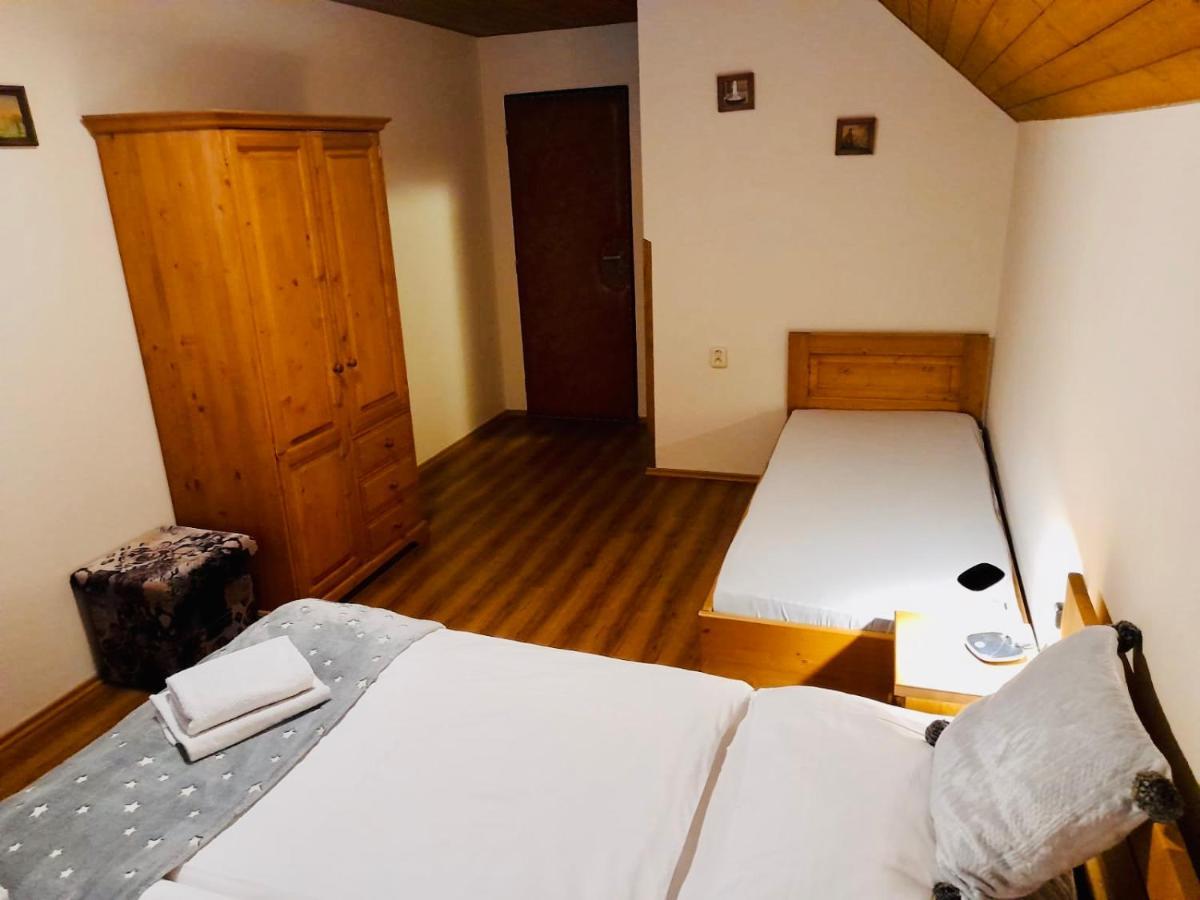 Restaurant A Penzion Pod Draci Skalou Karlstejn ภายนอก รูปภาพ