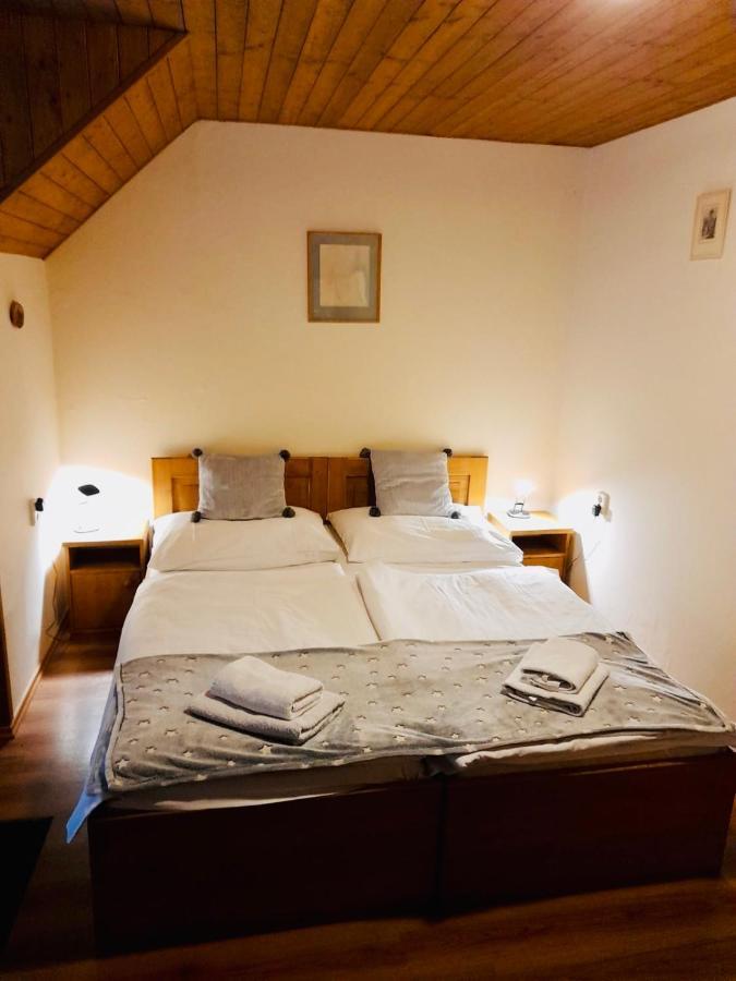 Restaurant A Penzion Pod Draci Skalou Karlstejn ภายนอก รูปภาพ