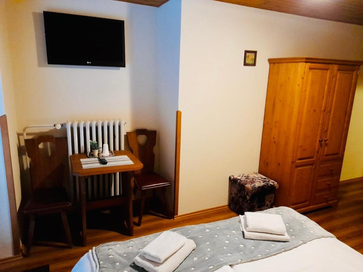 Restaurant A Penzion Pod Draci Skalou Karlstejn ภายนอก รูปภาพ