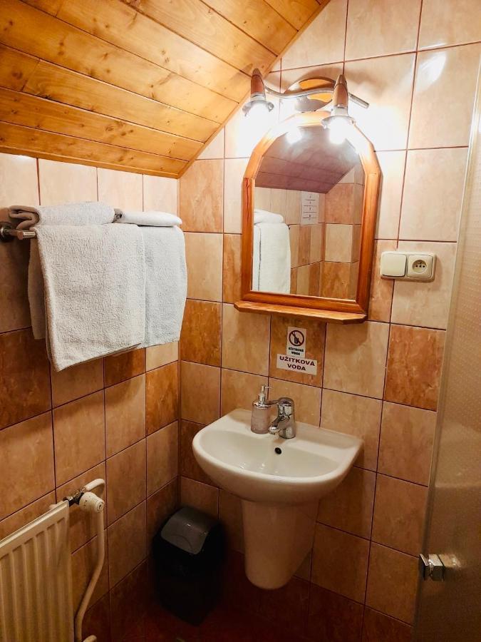 Restaurant A Penzion Pod Draci Skalou Karlstejn ภายนอก รูปภาพ