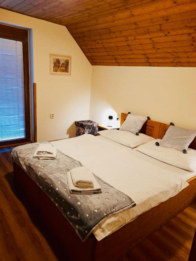 Restaurant A Penzion Pod Draci Skalou Karlstejn ภายนอก รูปภาพ