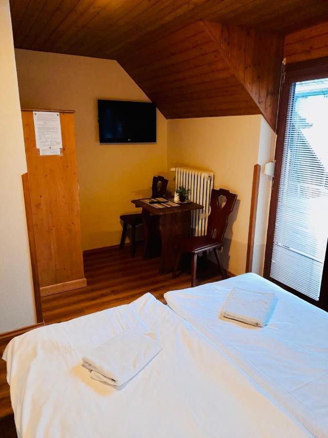 Restaurant A Penzion Pod Draci Skalou Karlstejn ภายนอก รูปภาพ