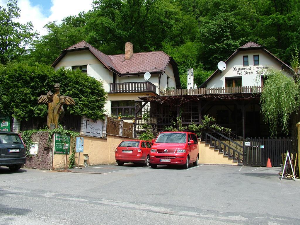 Restaurant A Penzion Pod Draci Skalou Karlstejn ภายนอก รูปภาพ